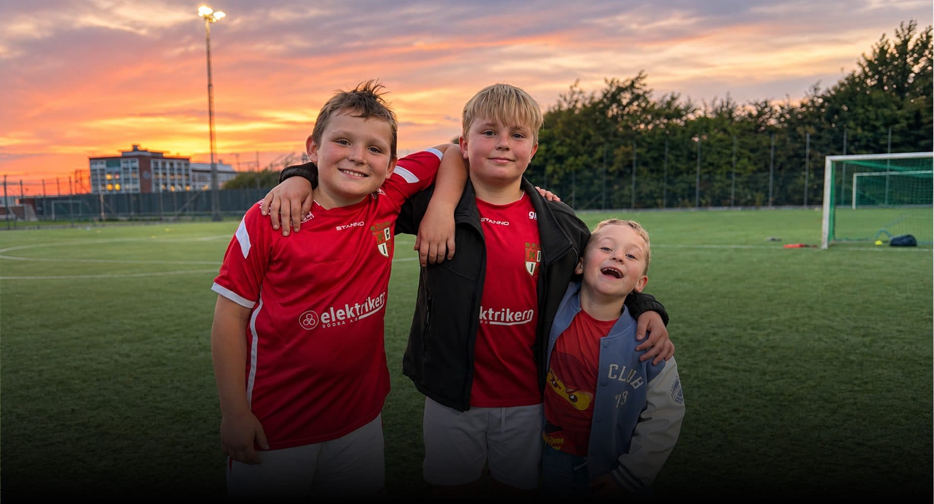 Barn i fotbollströjor på en fotbollsplan