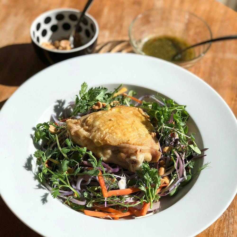 Rostade tuppovanlår med nudelsallad och korianderdressing