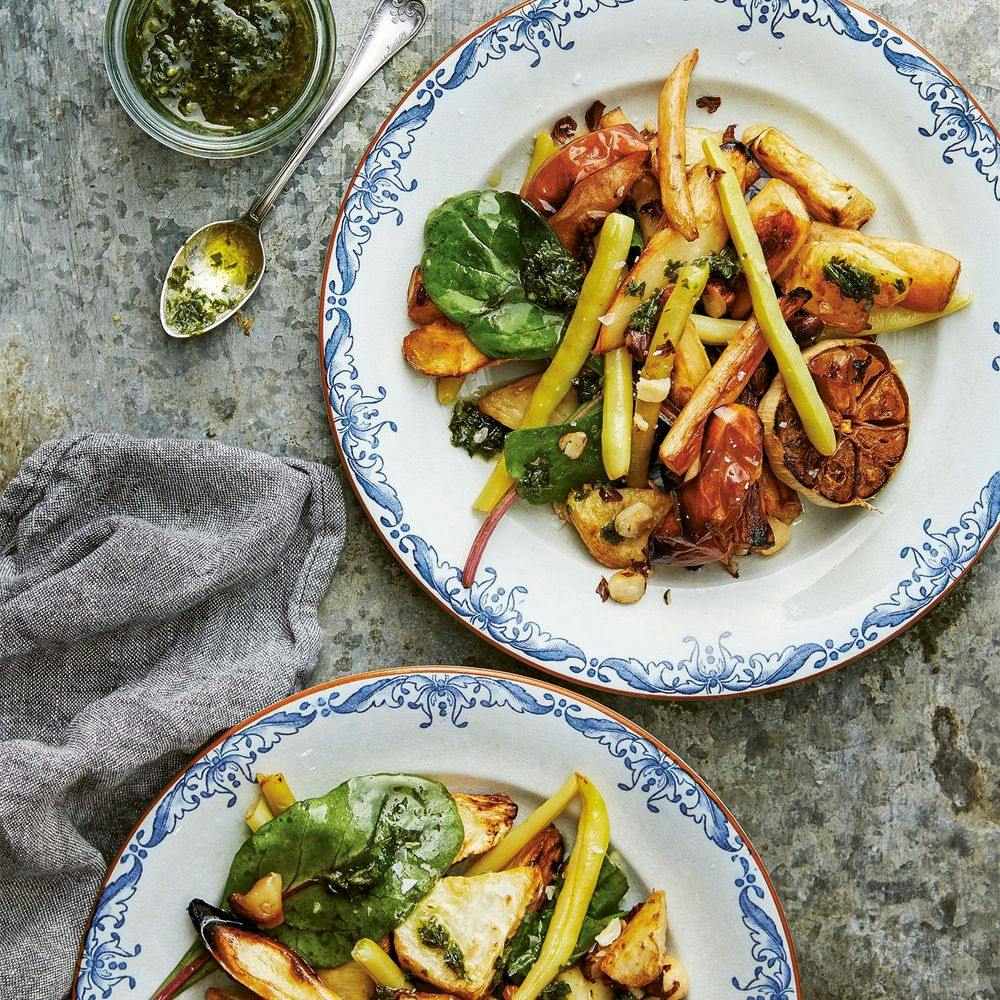 Sensommarsallad med rostade rotfrukter och persiljedressing