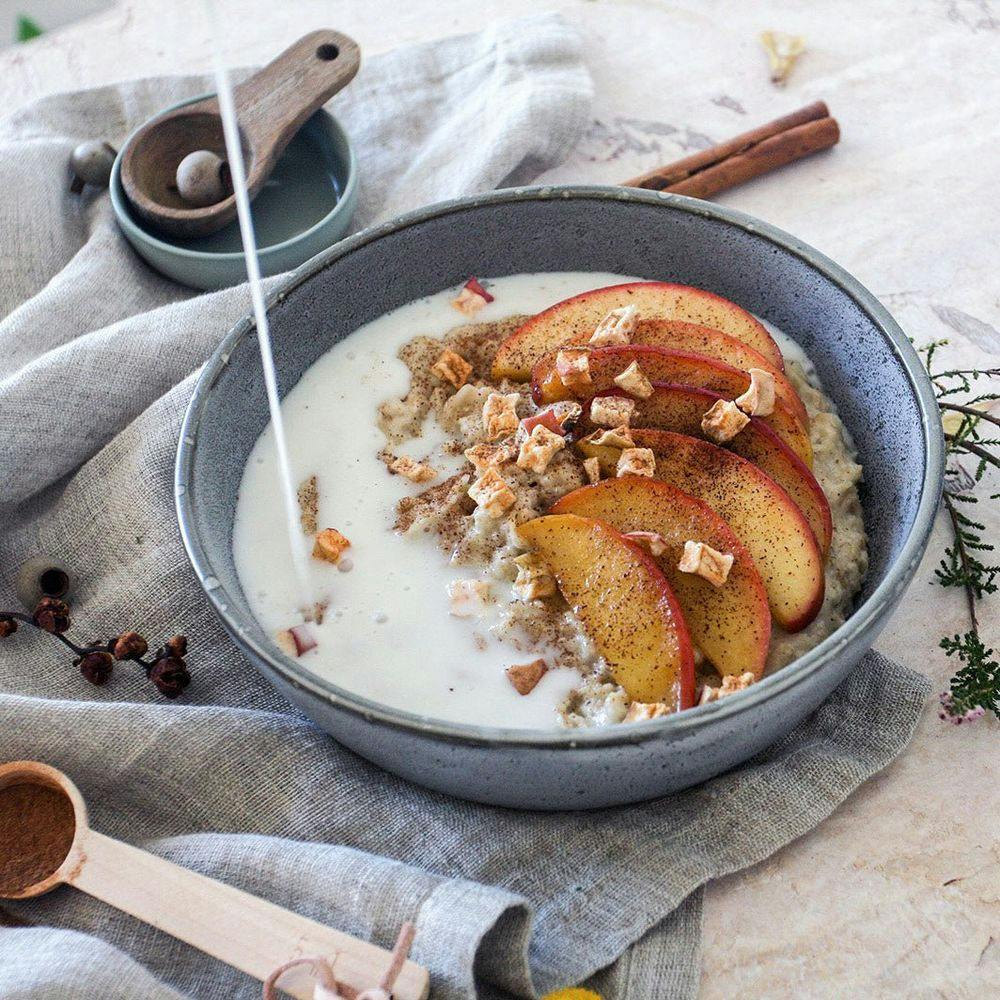 Frukostgröt med äpplen i brynt smör