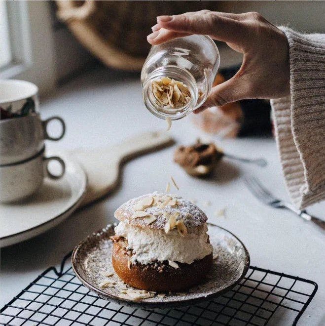 Semlor med rostad mandelmassa