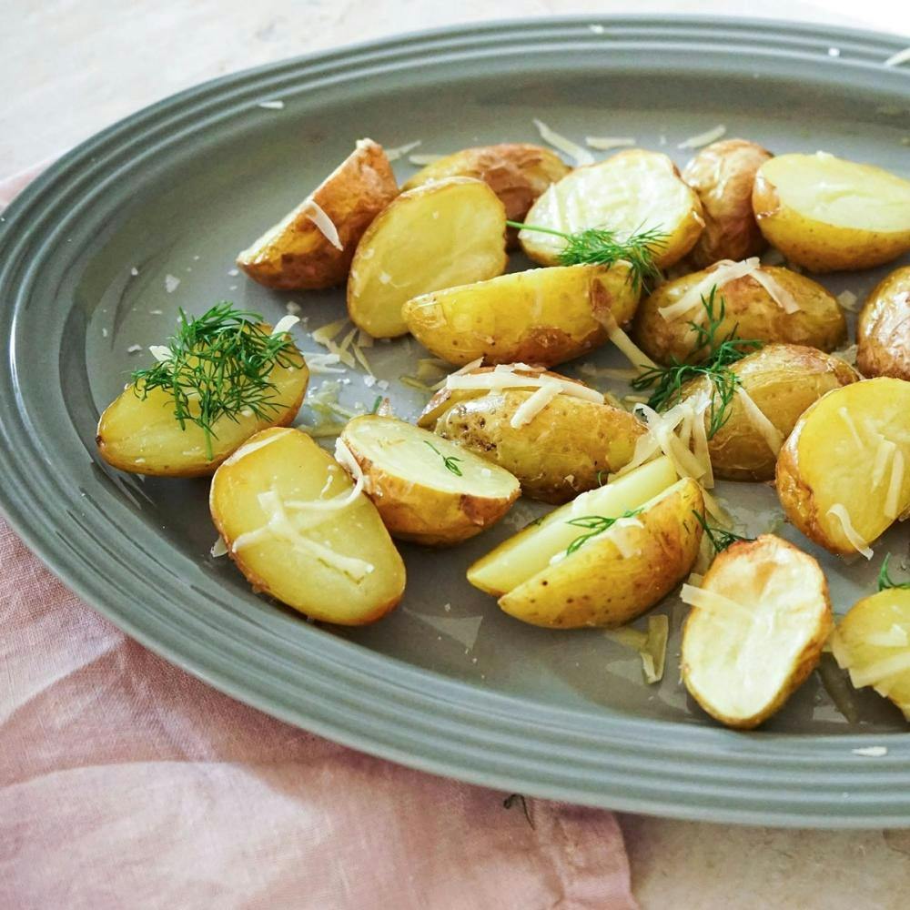 Ugnsbakad potatis med riven parmesan och dill