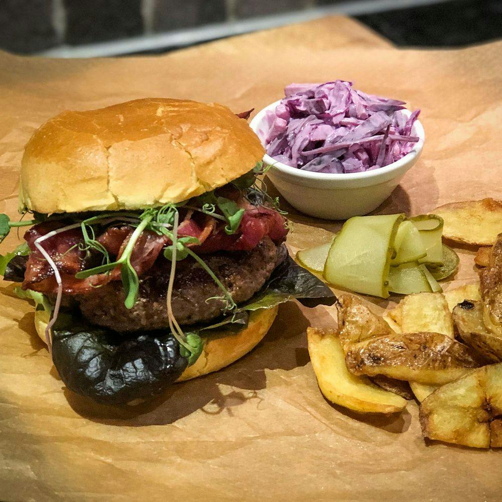 Baconburgare med rödkål- och äppleslaw och friterade potatisskal