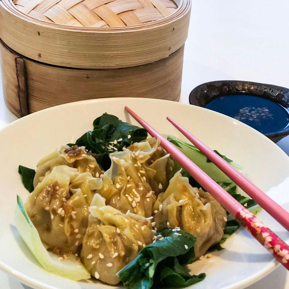 Ångade dumplings och bok choy med primörvitlöksdipp