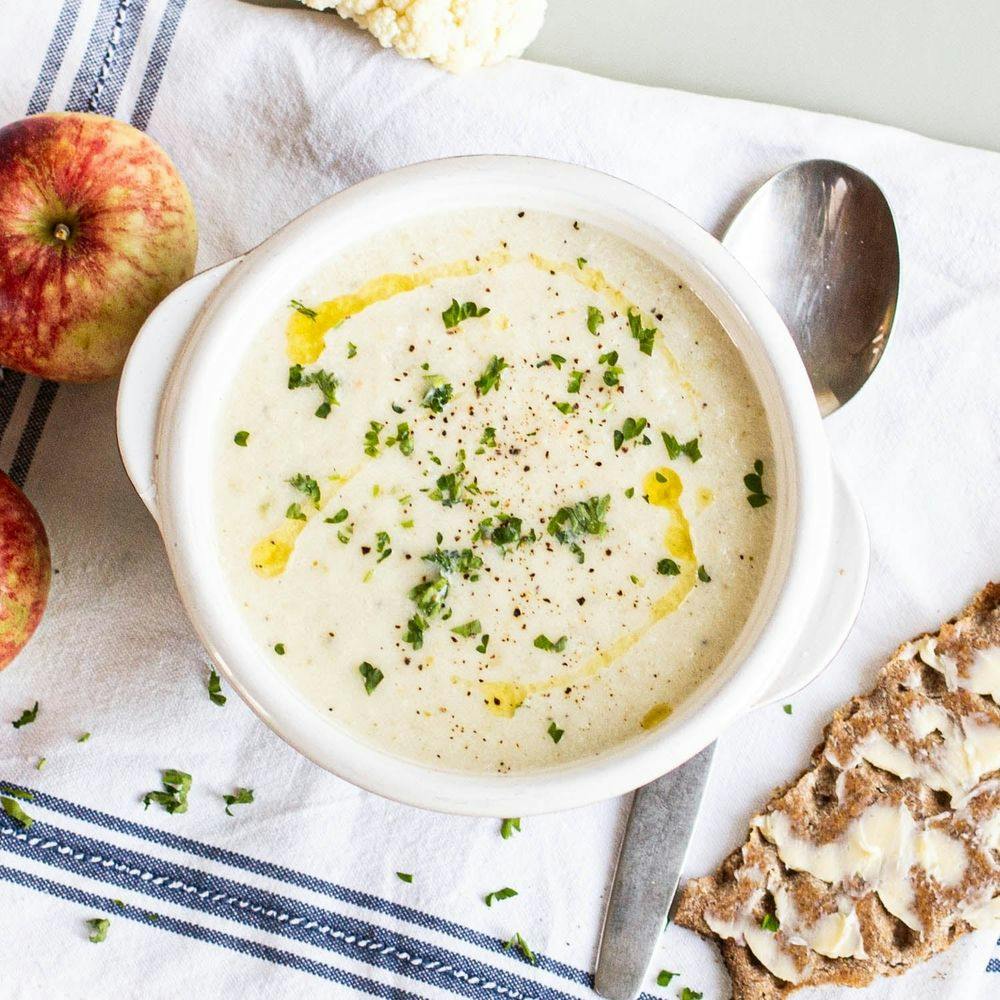 Blomkål- & äppelsoppa med citronolja & örttopping