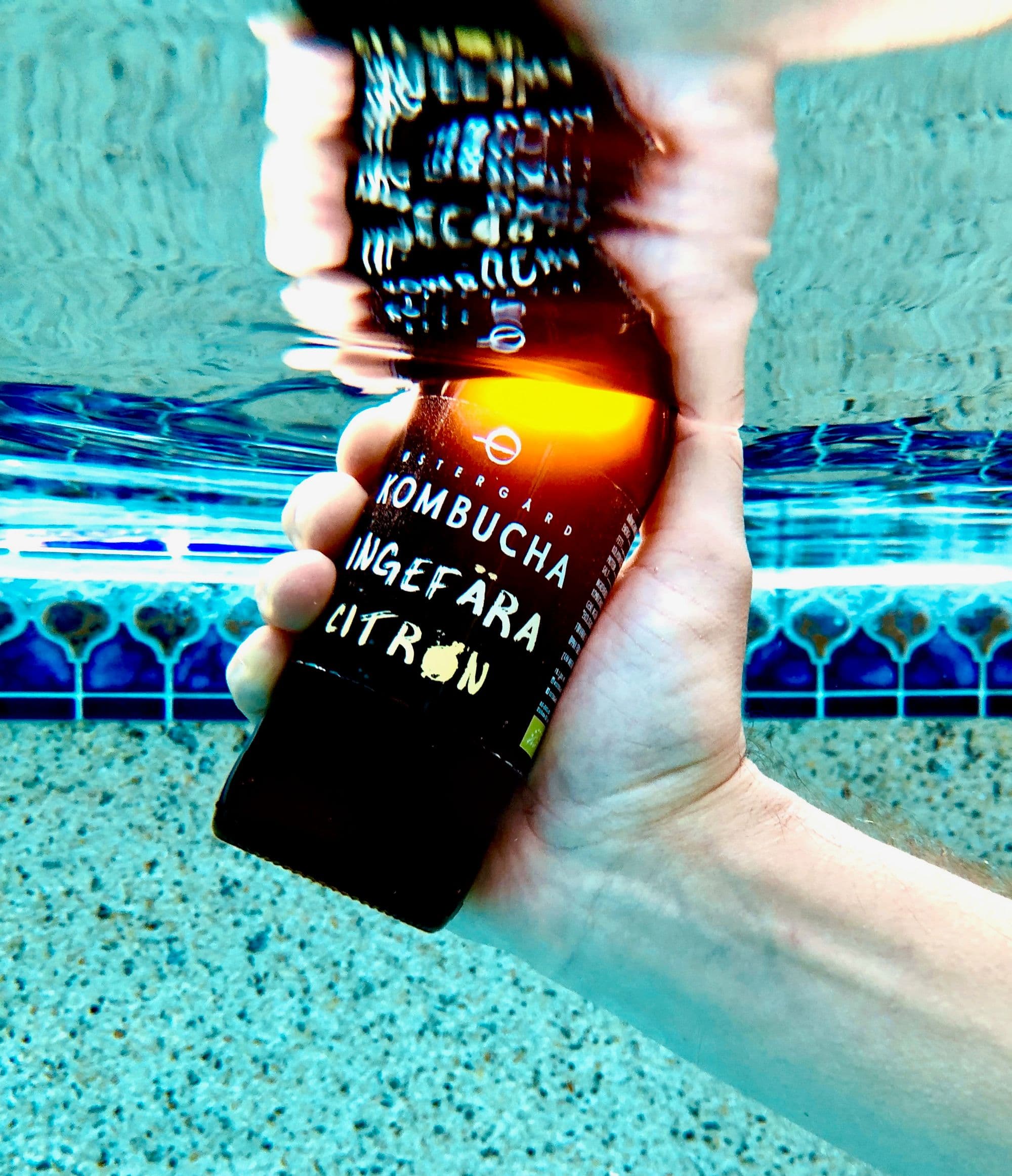 Ingefära citron kombucha flaska under vatten