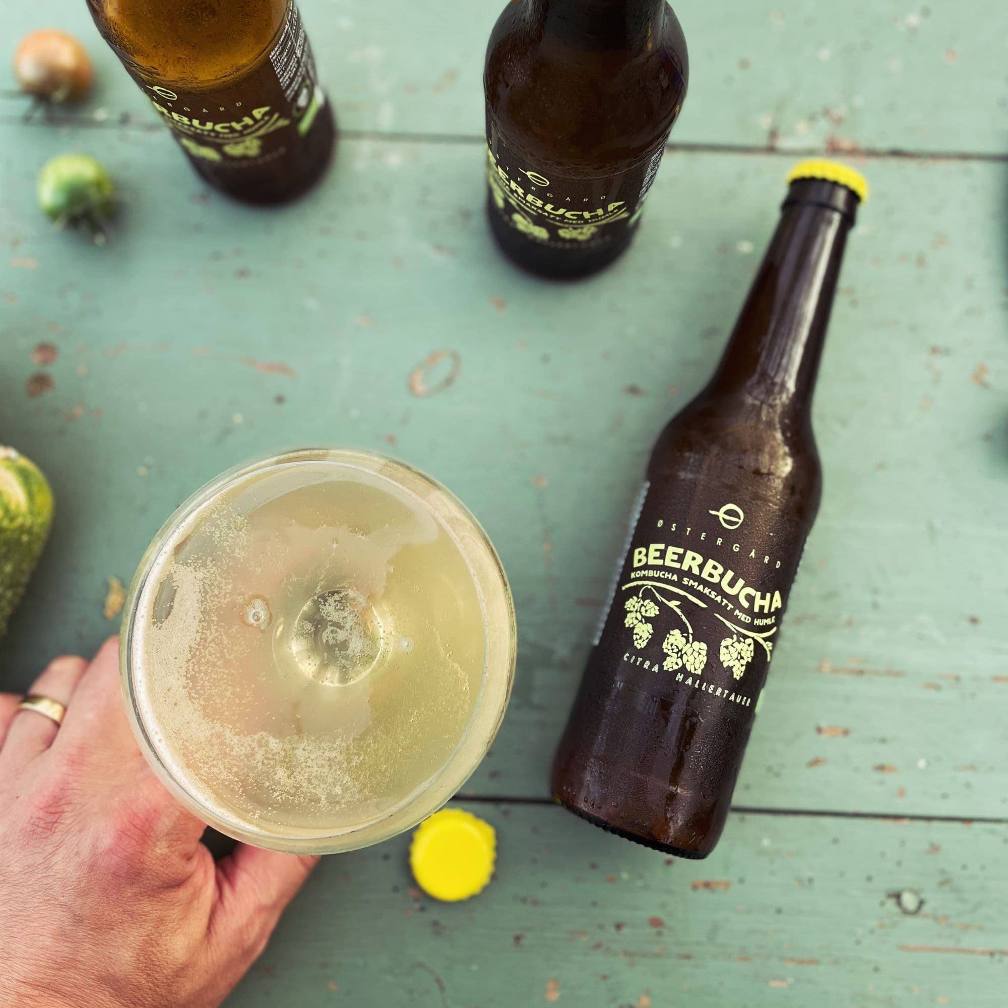 Humlebeerbucha i glas på ett bord