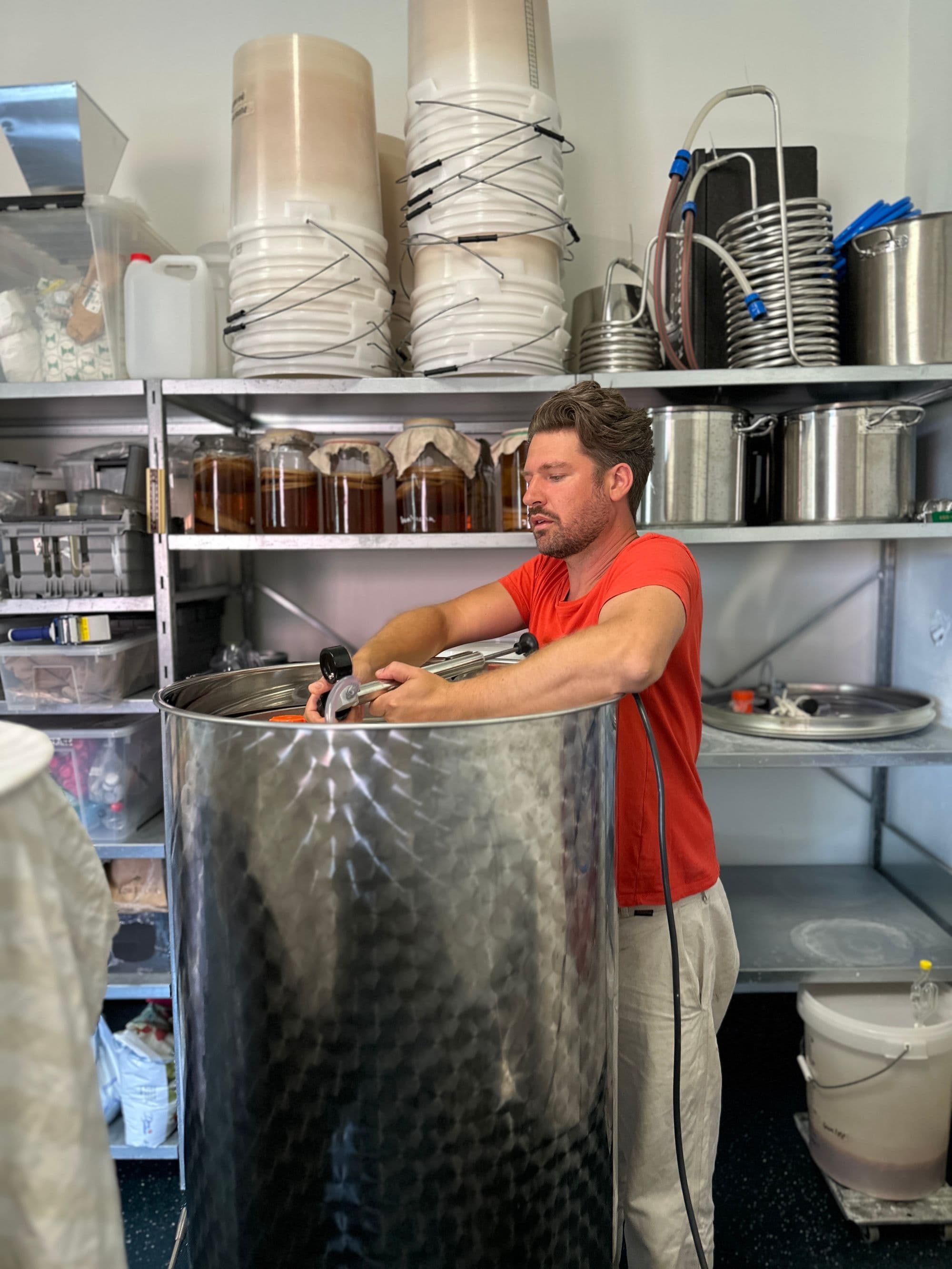 Kontroll av kombucha i tank