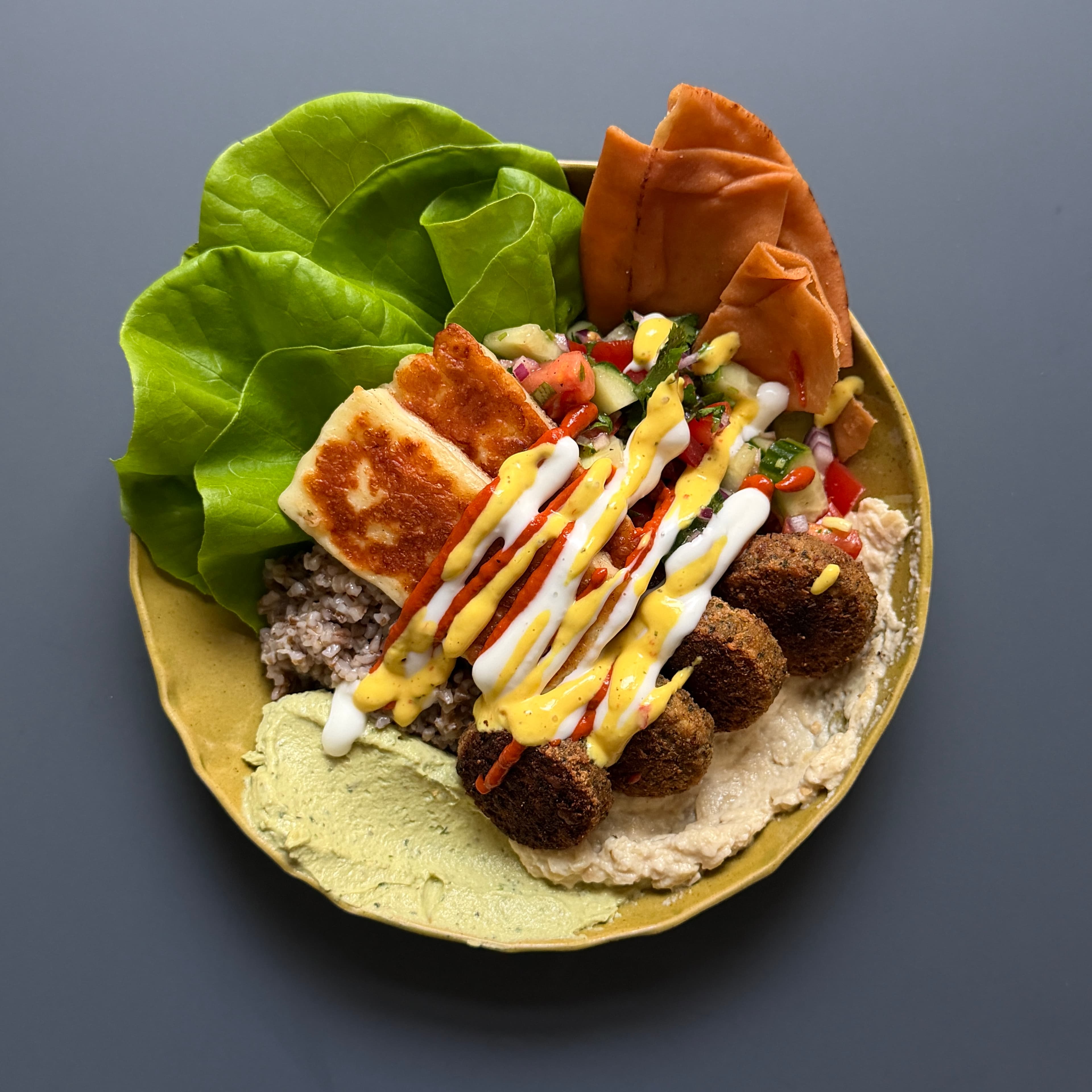 Fyllig mezzetallrik med falafel, stekost och bulgur