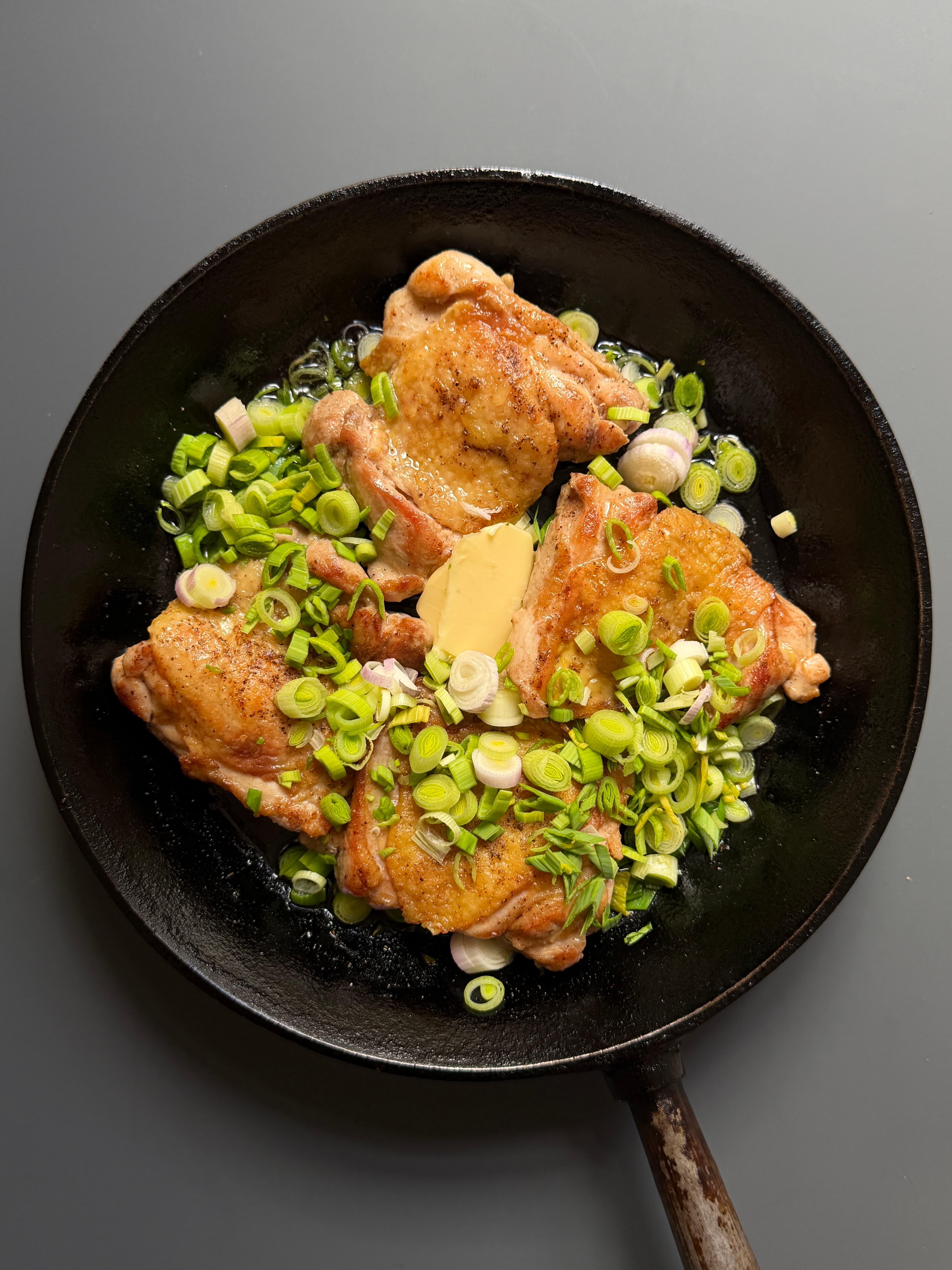 Umamibomb med lårfilé & vårvitlök på 15 min