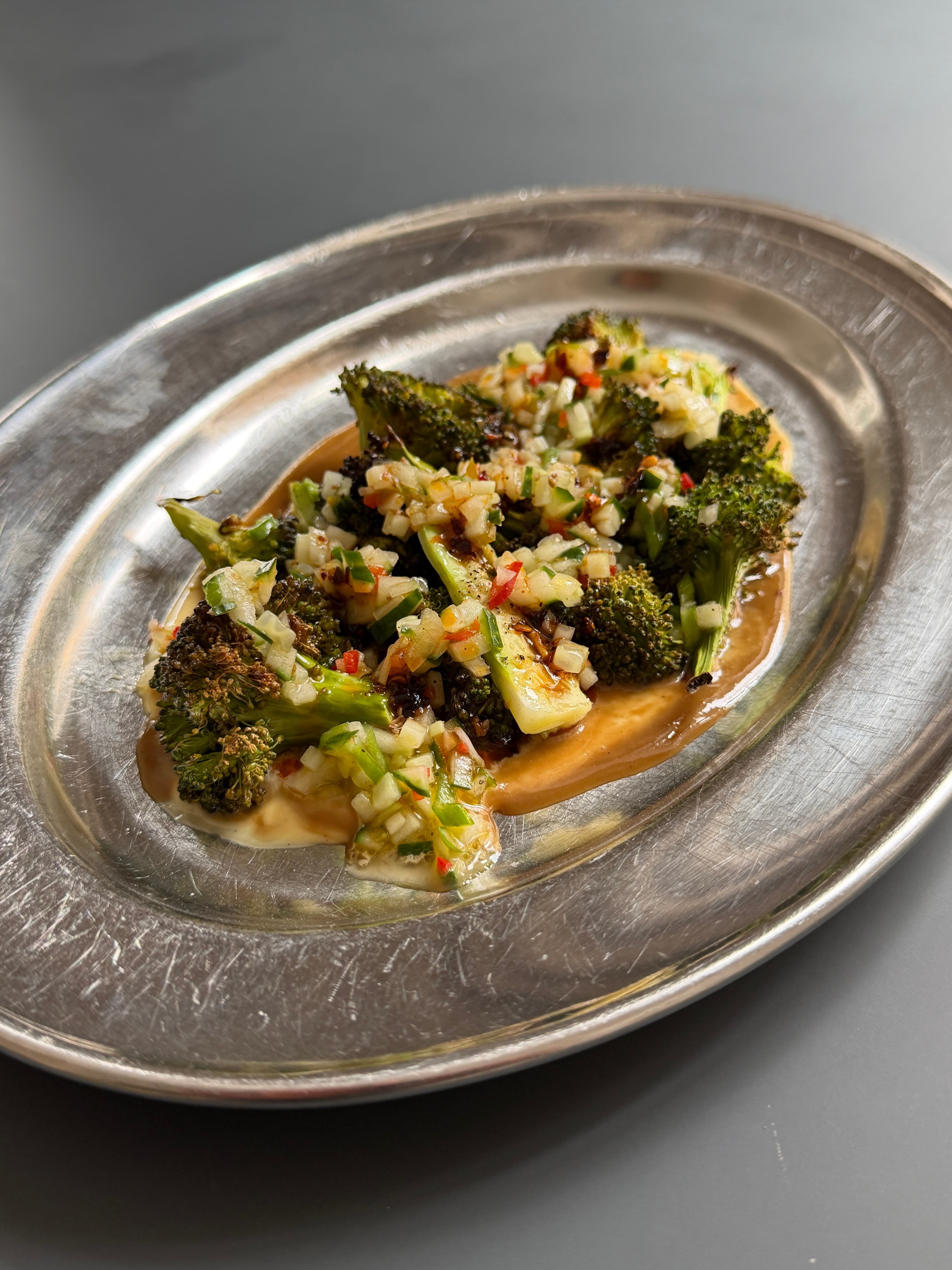 Ugnsrostad Broccoli med Bang Bang-sås & Gurksalsa - Snabb och Krämig