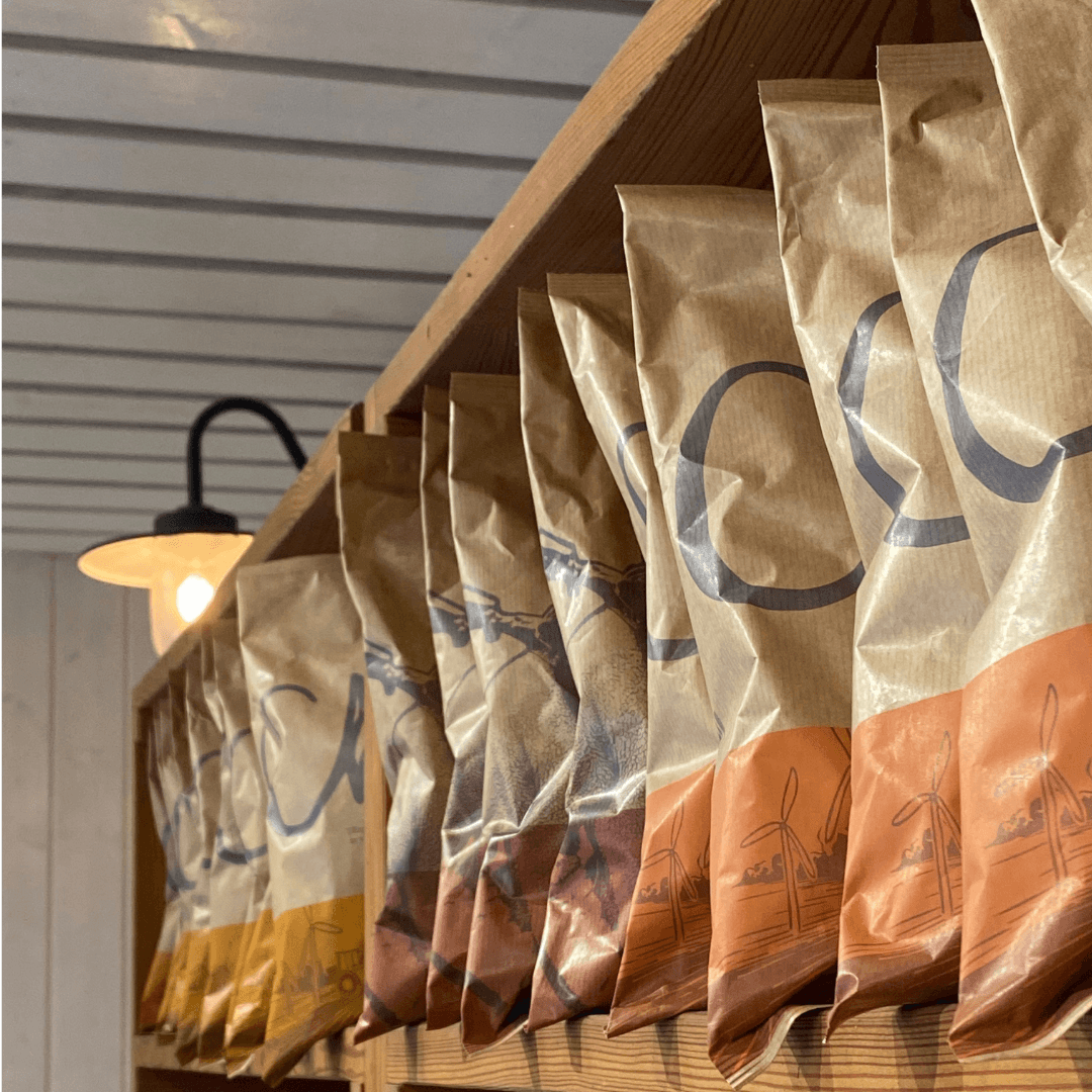 Chips påsar på rad i hylla