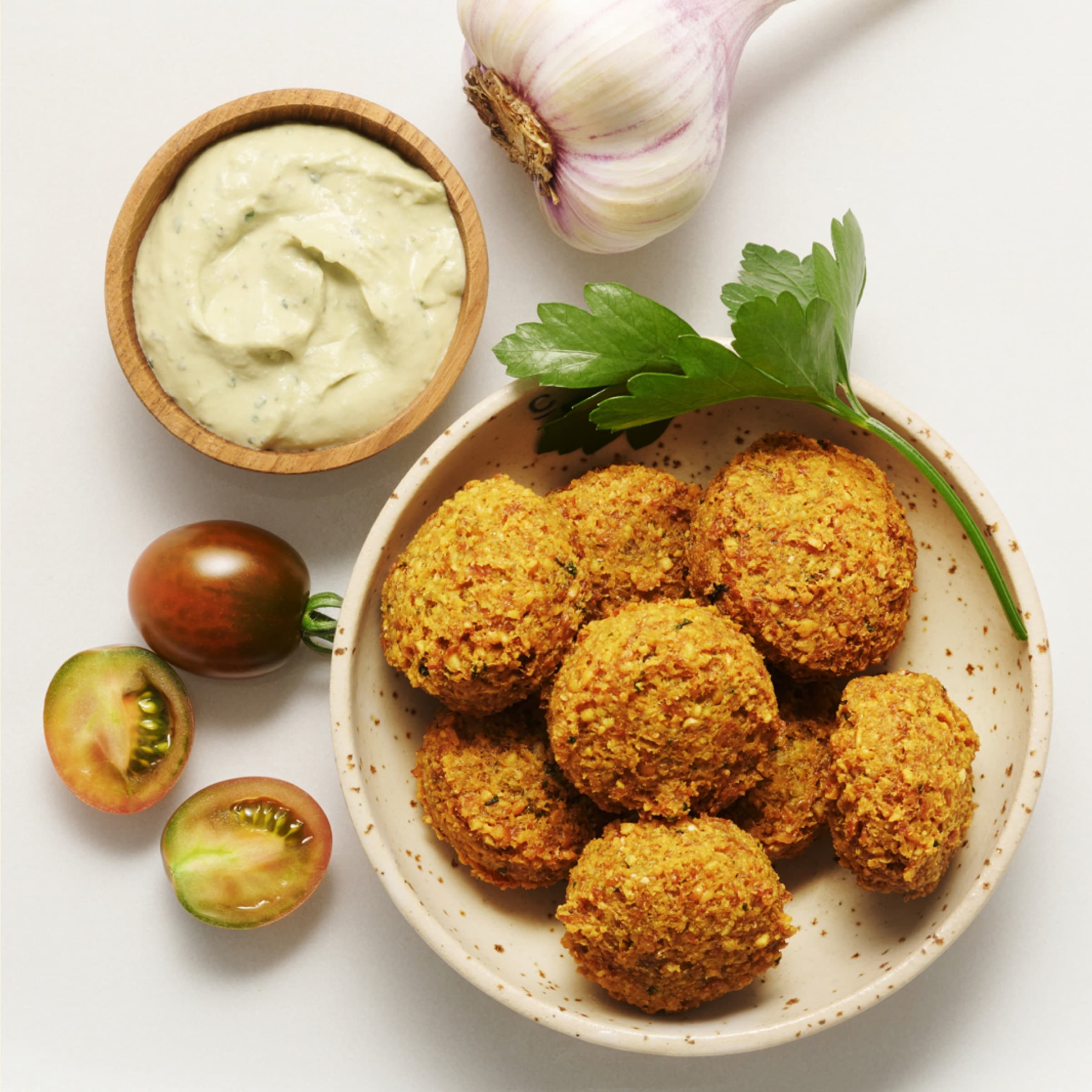 Fyllig mezzetallrik med falafel, stekost och bulgur