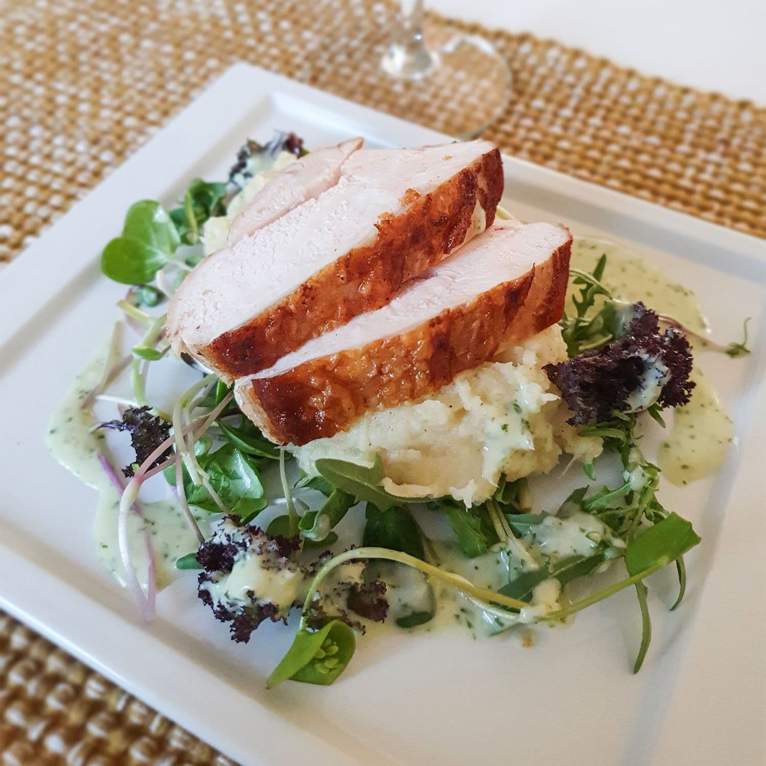 Stekt kycklingbröst med vitt rotmos och basilikasås