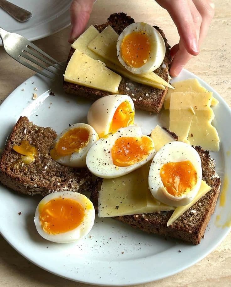 frukostpaket med ägg rågbröd ost och goda saker