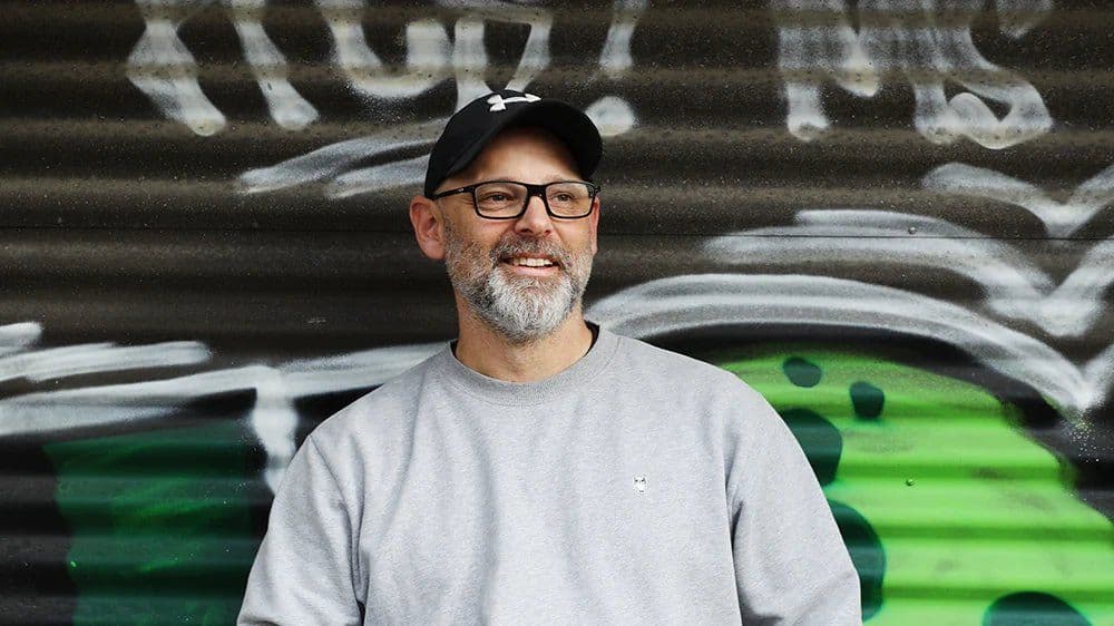 Grundare av Sodalicious står framför graffitivägg – producent av ekologisk hantverkssoda från Sverige.