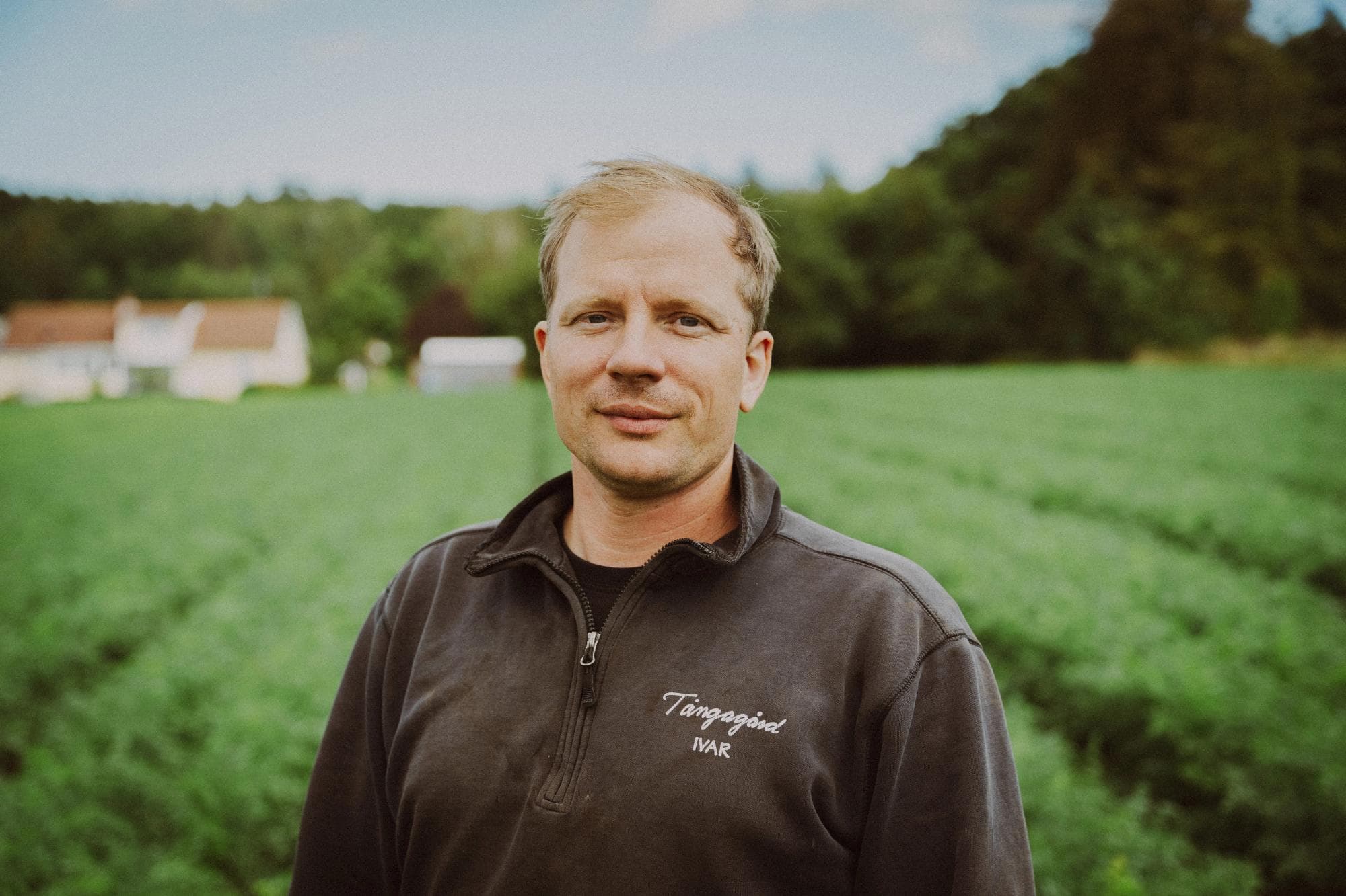 Ivar framför ett fält 