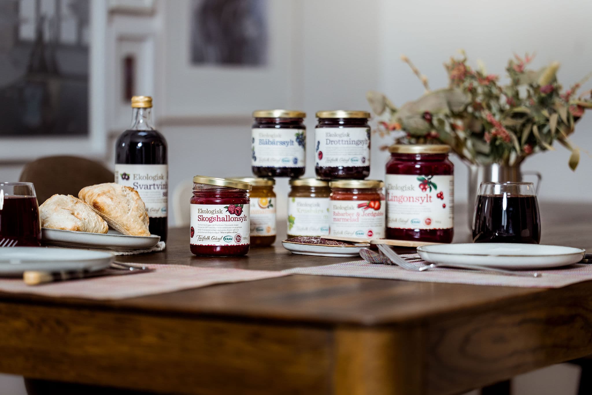 Burka med marmelader uppställda på bordet