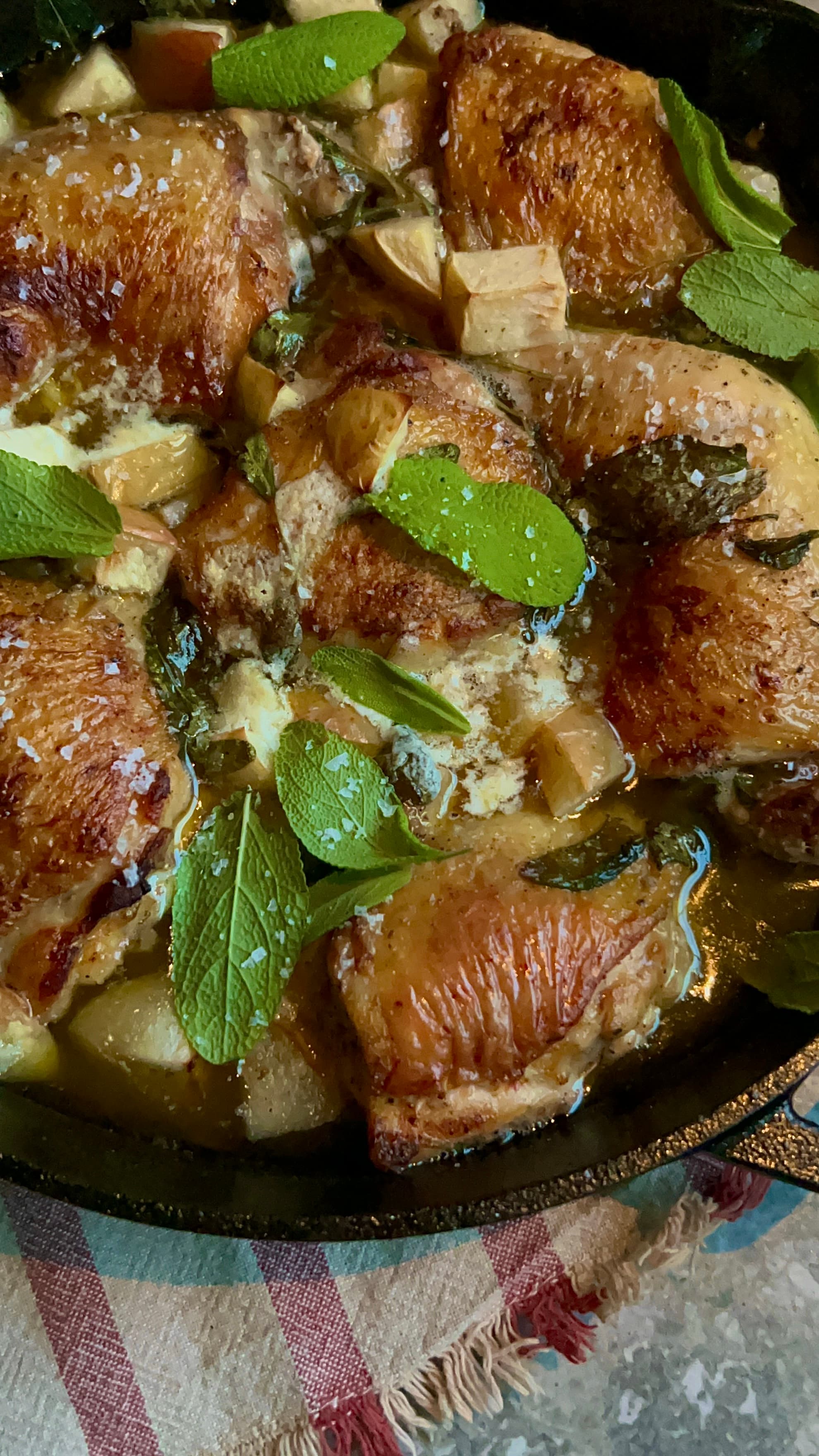 Ugnsbakad kyckling med äpple och salvia