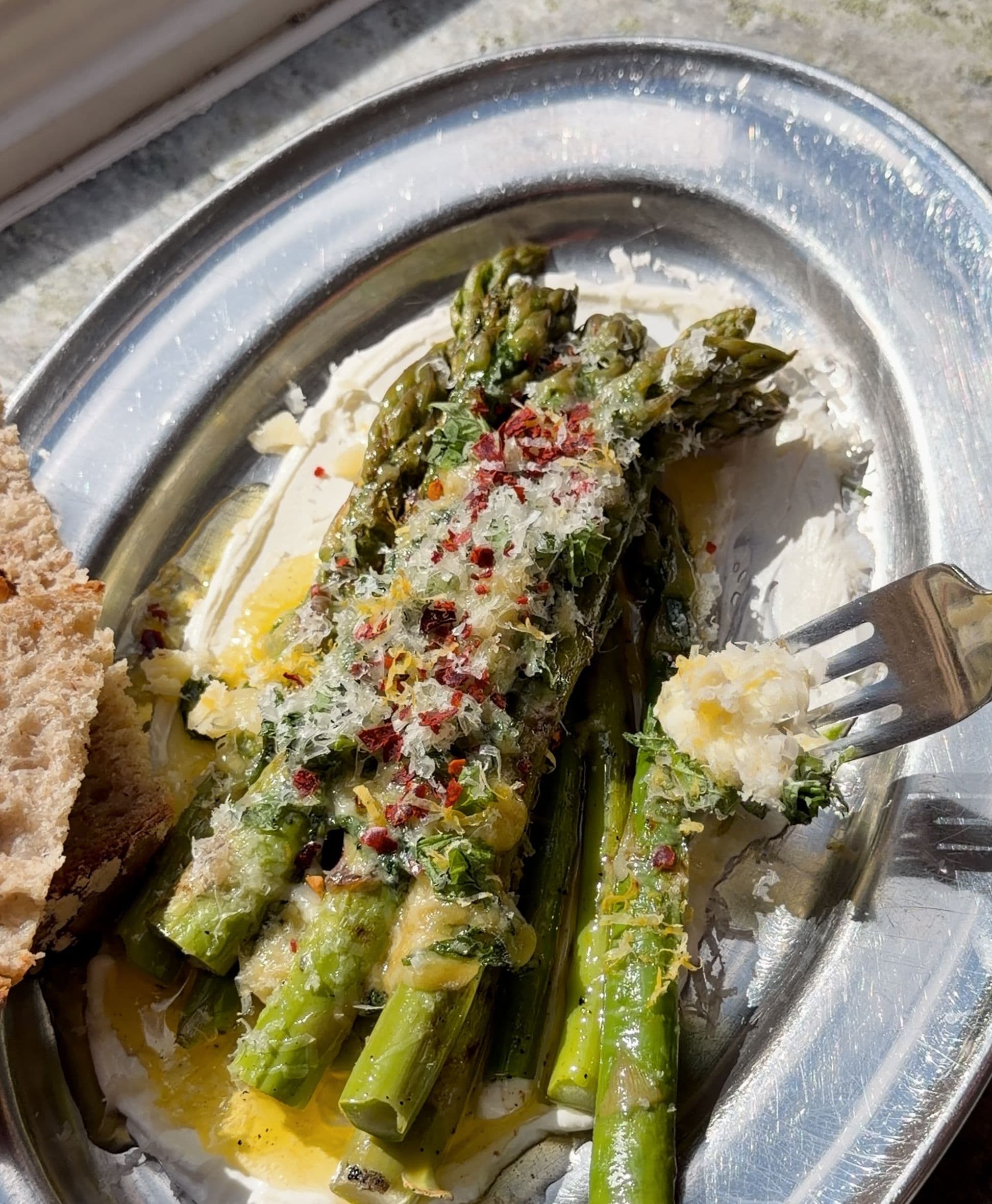 Råstekt sparris med misosmör och färskostkräm