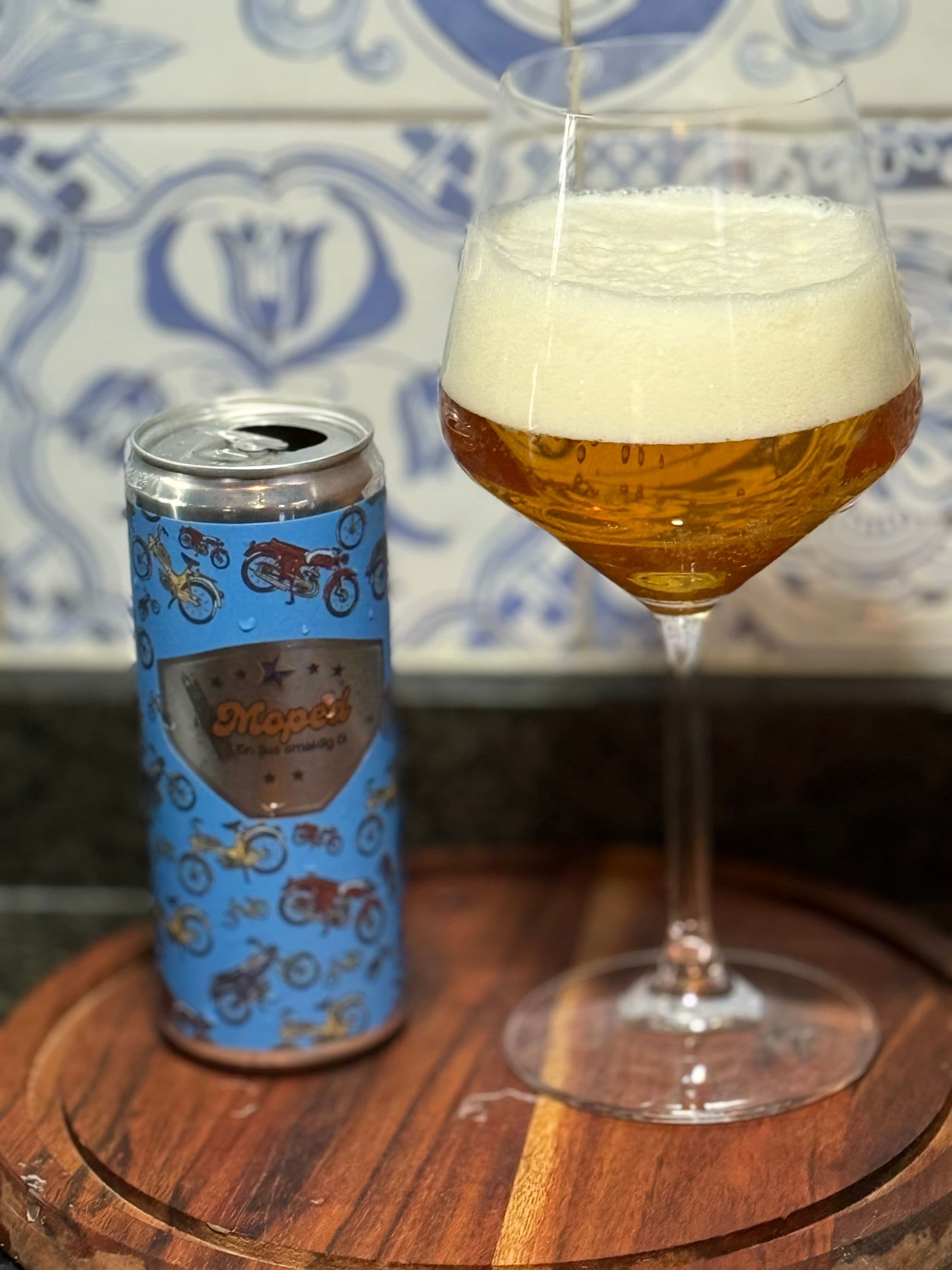 Pilsner upphälld i glas från pilsnerfabriken