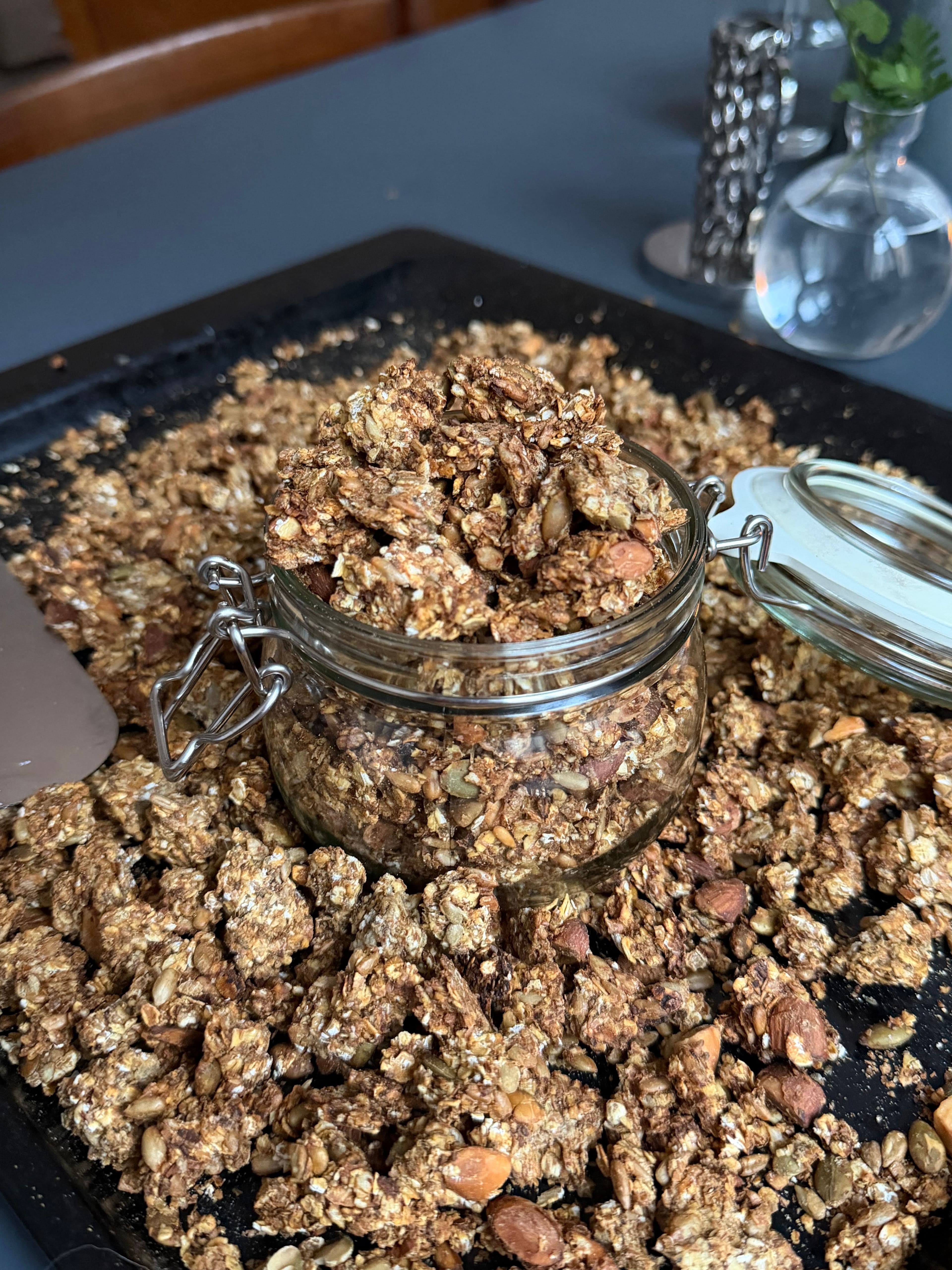 Krispig granola i burk med